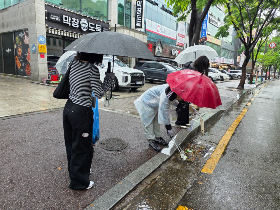 1. 가천대 경영대학·사회과학대학 연합 ‘플로깅 봉사활동’ 기념 단체 사진